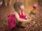عکس دختر بچه با شاخه گل رز صورتی