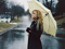 دختری با چتر سفید زیر باران