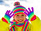 دختر بچه با شال و کلاه در زمستان