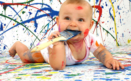 عکس بامزه بچه رنگ و قلمو baby paint dirty funny