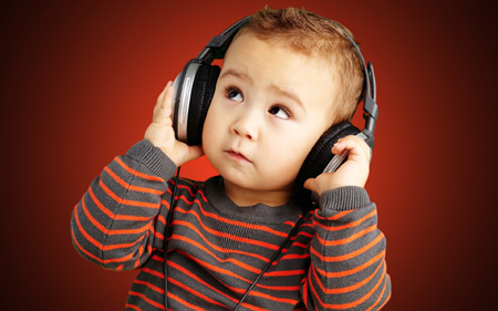 عکس موسیقی گوش دادن کودک kid listen song