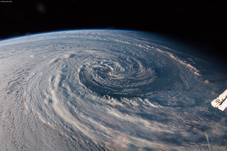 طوفان گردبادی بزرگ در زمین earth from space