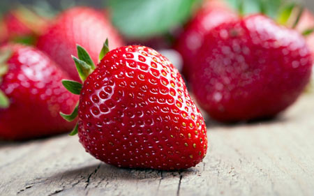 عکس توت فرنگی تازه fresh strawberries