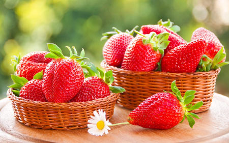 میوه توت فرنگی داخل سبد fruit basket strawberry