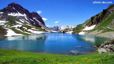 دریاچه زیبا در کوهای آلپ lake in alps