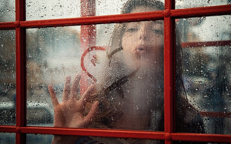دختر زیبا پشت پنجره بارانی kiss girl rain