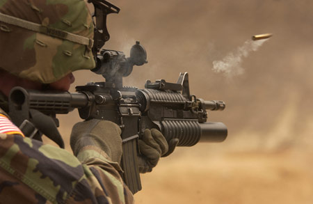 عکس سرباز در حال شلیک تفنگ military soldier