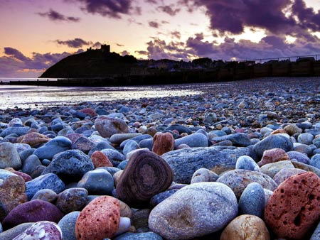 عکس منظره زیبا از ساحل سنگی stone on sea beach