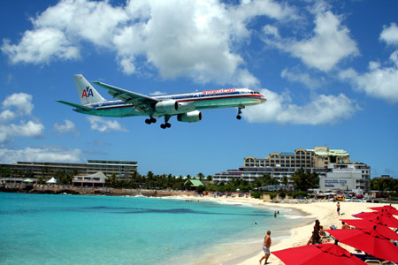 فرود هواپیما در کنار ساحل american airplane beach