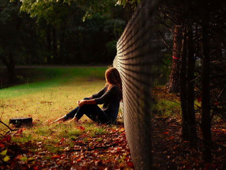 عکس دختر تنها در طبیعت پاییز alone girl autumn