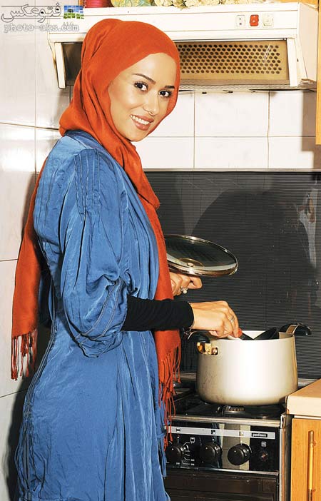 پریناز ایزدیار در حال آشپزی ashpazi bazigaran