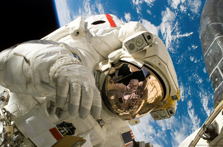 عکس فضانورد بالای جو زمین astronaut in space