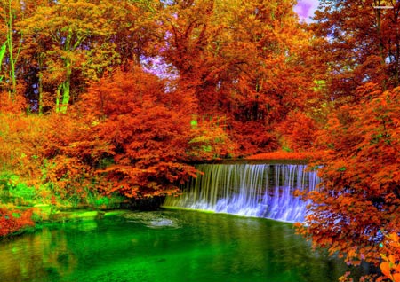 عکس منظره آبشار در جنگل پاییزی autumn waterfall wallpaper