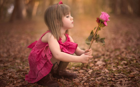 عکس دختر بچه با شاخه گل رز صورتی baby girl with pink flower