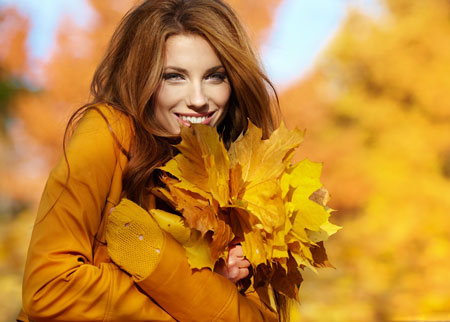 دختر زیبا و برگ های زرد پاییزی beautiful girl fall nature