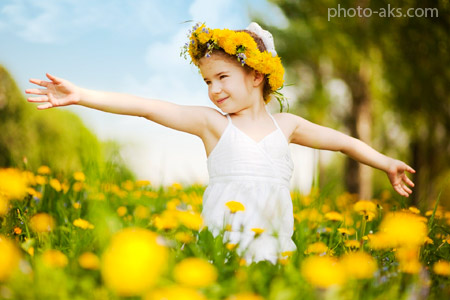 بازی و شادی کودکانه در طبیعت play girl in flowers land