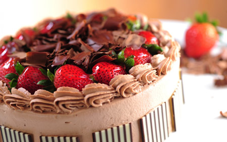 کیک خانگی کاکائویی با تزئین زیبا cake tazin ziba