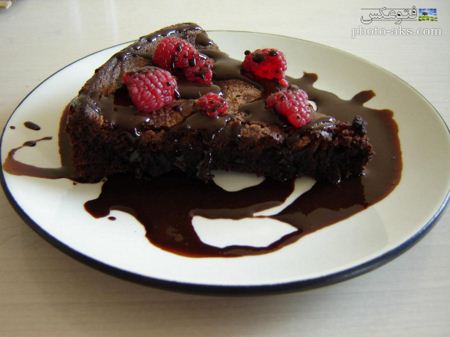 کیک شکلاتی با تزئین توت فرنگی cake shokolati