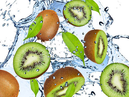 والپیپر میوه کیوی داخل آب fruit kiwi green watter drops