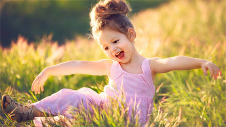 دختر بچه شاد و خوشحال در طبیعت girl happy nature wallpaper