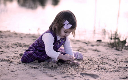دختربچه بازی کنار ساحل girl kid play beach