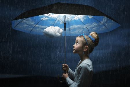 دختر با چتر زیر باران girl under umbrella