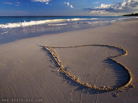 تصویر قلب در ساحل دریا love in the bech