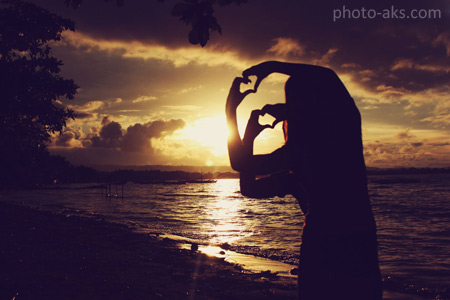 عکس عاشقانه در غروب ساحل love hands beach