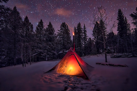 چادر مسافرتی در شب زمستانی tent in winter night
