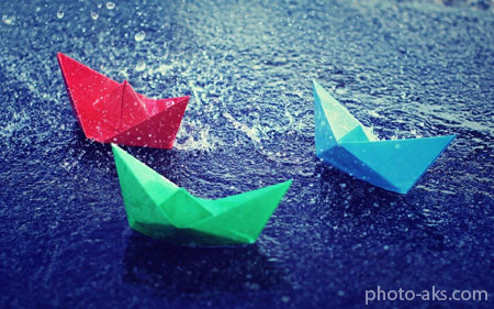 قایق های کاغذی رنگی paper boat in rain