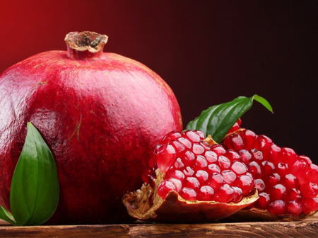 پوستر میوه انار رسیده و شیرین pomegranate berries sweet