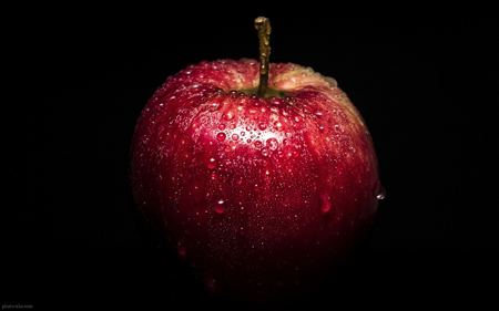 عکس سیب قرمز آبدار و خوشمزه red apple black wallpaper