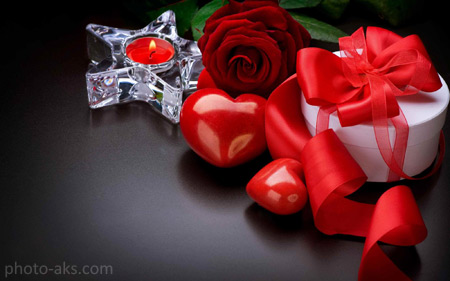 کادو با روبان قرمز و گل رز red rose heart gift