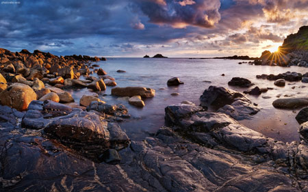 منظره زیبا ساحل سنگی دریا rock beach sunrise