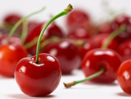 عکس میوه گیلاس قرمز sweet cherries wallpaper