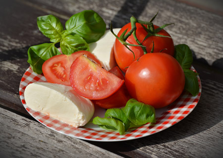 عکس پنیر و سبزی و گوجه فرنگی tomatoes cheese wallpaper