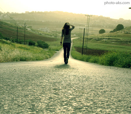 دختر تنهای پیاده در جاده walking alone