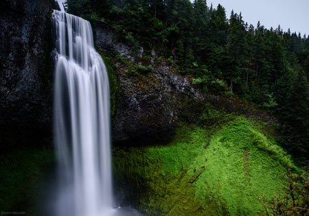 منظره دیدنی از آبشار در طبیعت waterfall moss hill wallpaper