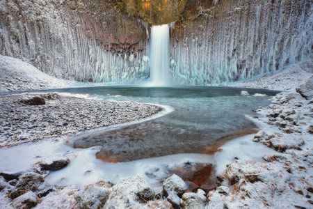عکس آبشار زیبا در فصل زمستان waterfall lake winter