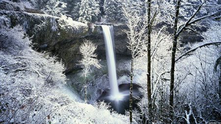آبشار در برف و زمستان waterfall in winter