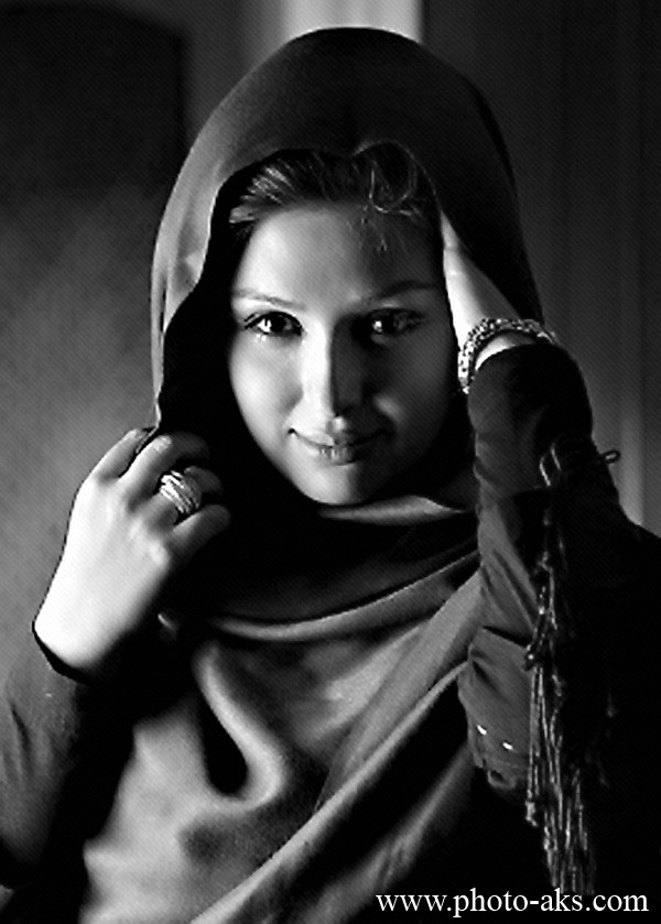 http://pic.photo-aks.com/photo/actor/actress/niyosha_zeyghami/large/niyosha-photo-aks.jpg