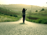 دختر تنهای پیاده در جاده