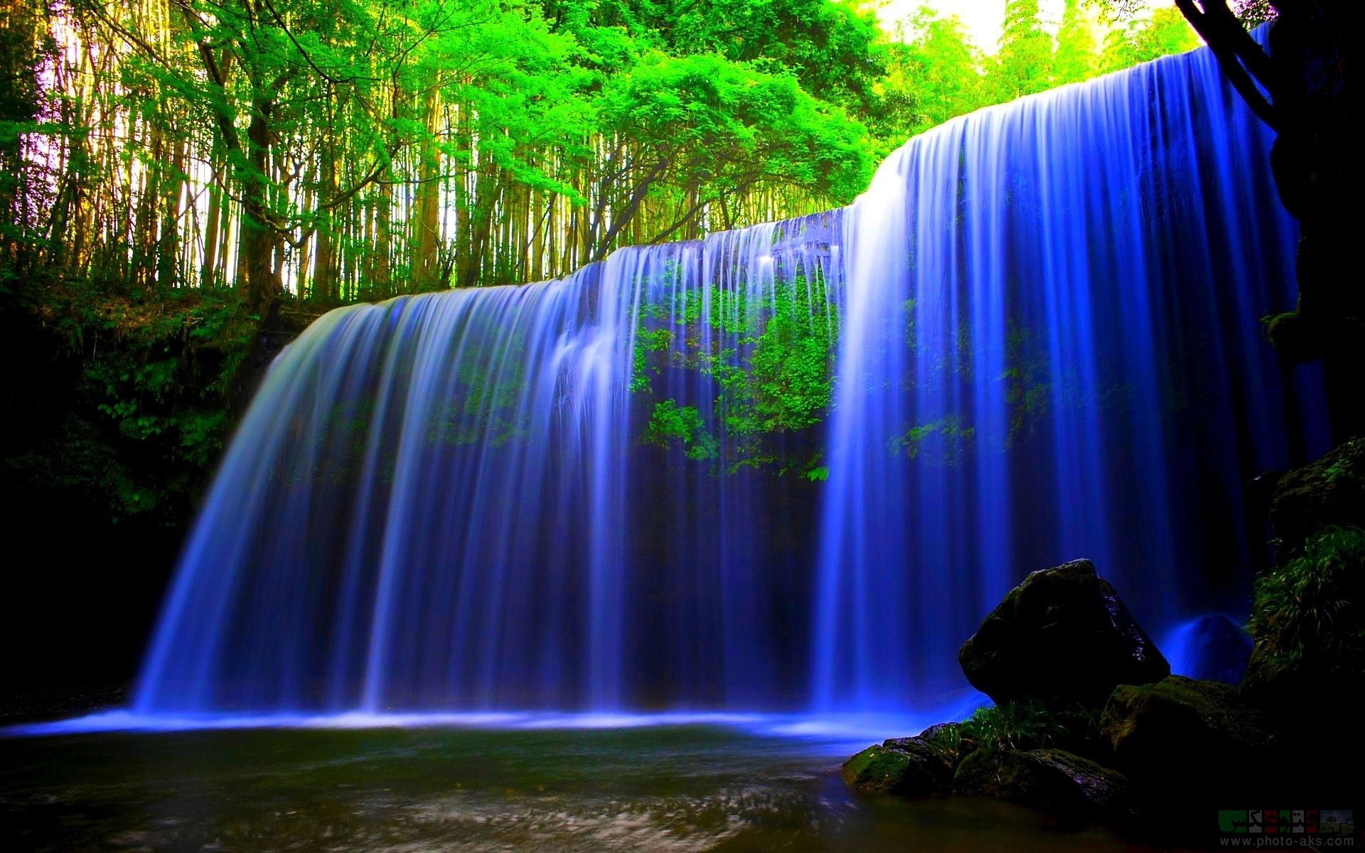 http://pic.photo-aks.com/photo/nature/waterfall-river/large/Amazing_Waterfall_Wallpaper.jpg