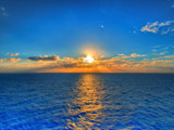 طلوع زیبای خورشید در افق دریا