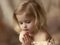 دختر بچه در حال دعا کردن