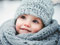 دختر بچه کوچولو با لباس زمستانی