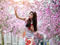دختر زیبای ژاپنی و شکوفه بهاری