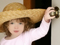دختر بچه ناز با کلاه حصیری
