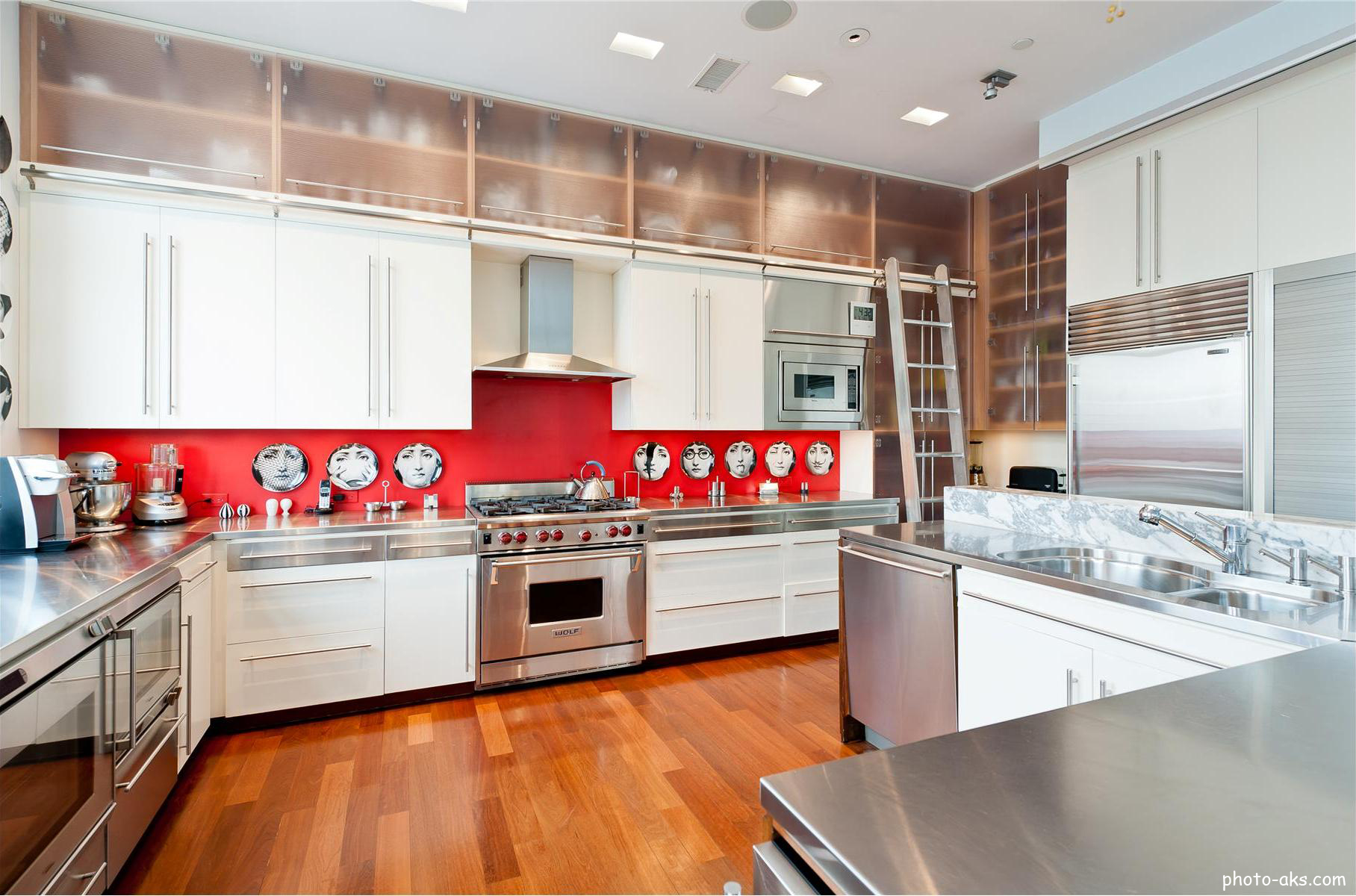 Фартук до потолка. Красивые кухни. Белая кухня с красным фартуком. Кухня под потолок. Фартук до потолка на кухне.