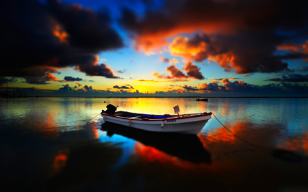 عکس زیبا از قایق موتوری در غروب دریا boat in sunset
